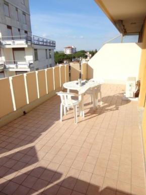 Studio with large terrace in excellent location next to the beach